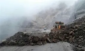 ریزش کوه در برخی از محورهای گلستان/جاده نوکنده بازگشایی شد