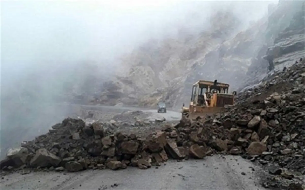 ریزش کوه در برخی از محورهای گلستان/جاده نوکنده بازگشایی شد