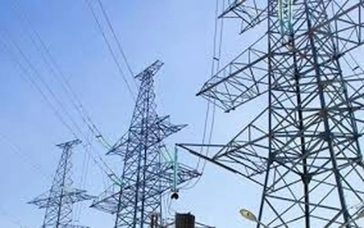 سقوط ۲۸ تیر برق در شهر علی اکبر هامون بر اثر طوفان