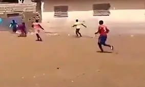 پرت شدن تماشاچی فوتبال از روی دیوار پس از شوت بازیکن + فیلم