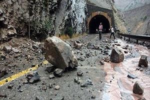 وقوع دو حادثه ریزش سنگ در جاده سوادکوه