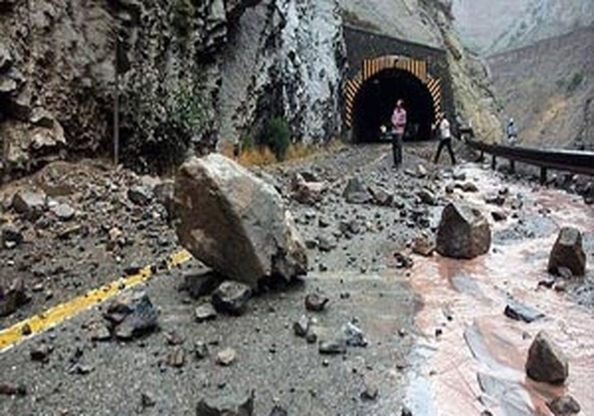 وقوع دو حادثه ریزش سنگ در جاده سوادکوه