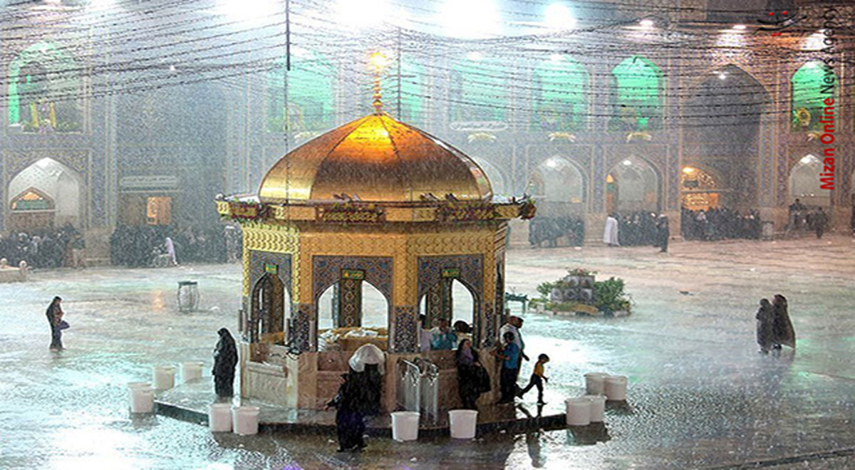 حال و هوای بارانی حرم مطهر امام رضا علیه‌السلام در آخرین سه شنبه سال+تصاویر