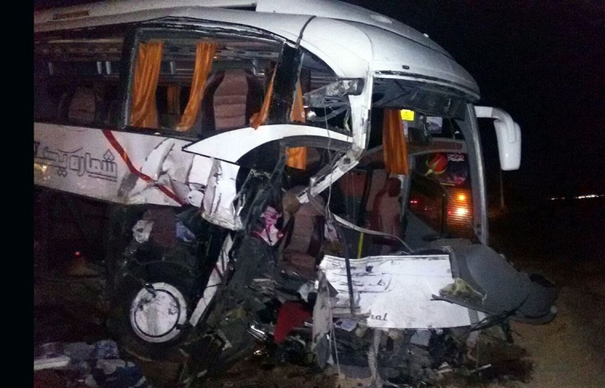 تصادف پراید با اتوبوس در خور و بیابانک ۲ کشته داشت
