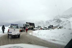 بارش برف در برخی جاده‌های کشور/ ترافیک در جاده چالوس