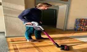 اسطوره تیم ملی فوتبال ایتالیا در حال نظافت منزل