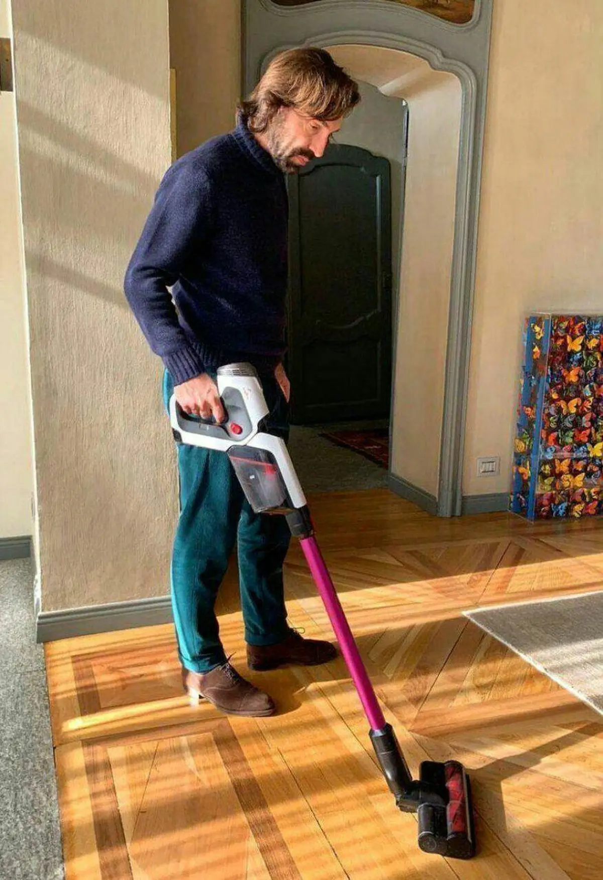 اسطوره تیم ملی فوتبال ایتالیا در حال نظافت منزل