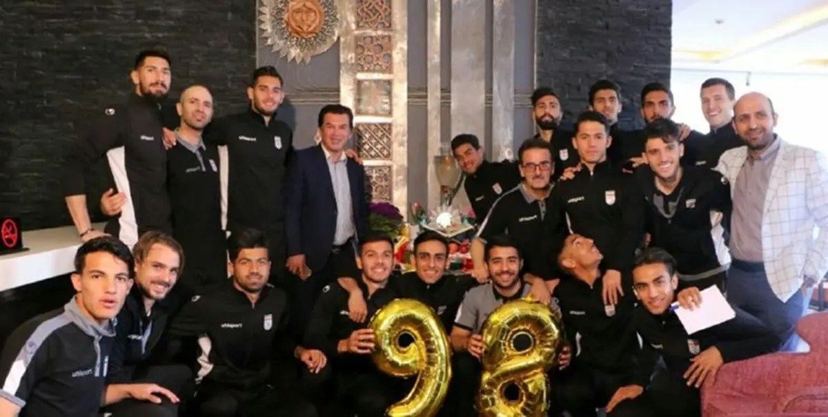 عكس يادگارى اعضاى تيم اميد در كنار سفره هفت سين