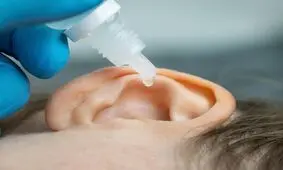آب رفتن در گوش؛ چه زمانی به پزشک مراجعه کنیم؟