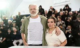 جولیان آسانژ با پیراهنی حاوی نام ۴۹۸۶ کودک غزه در کن ظاهر شد/ تصاویر