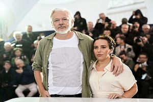 جولیان آسانژ با پیراهنی حاوی نام ۴۹۸۶ کودک غزه در کن ظاهر شد/ تصاویر