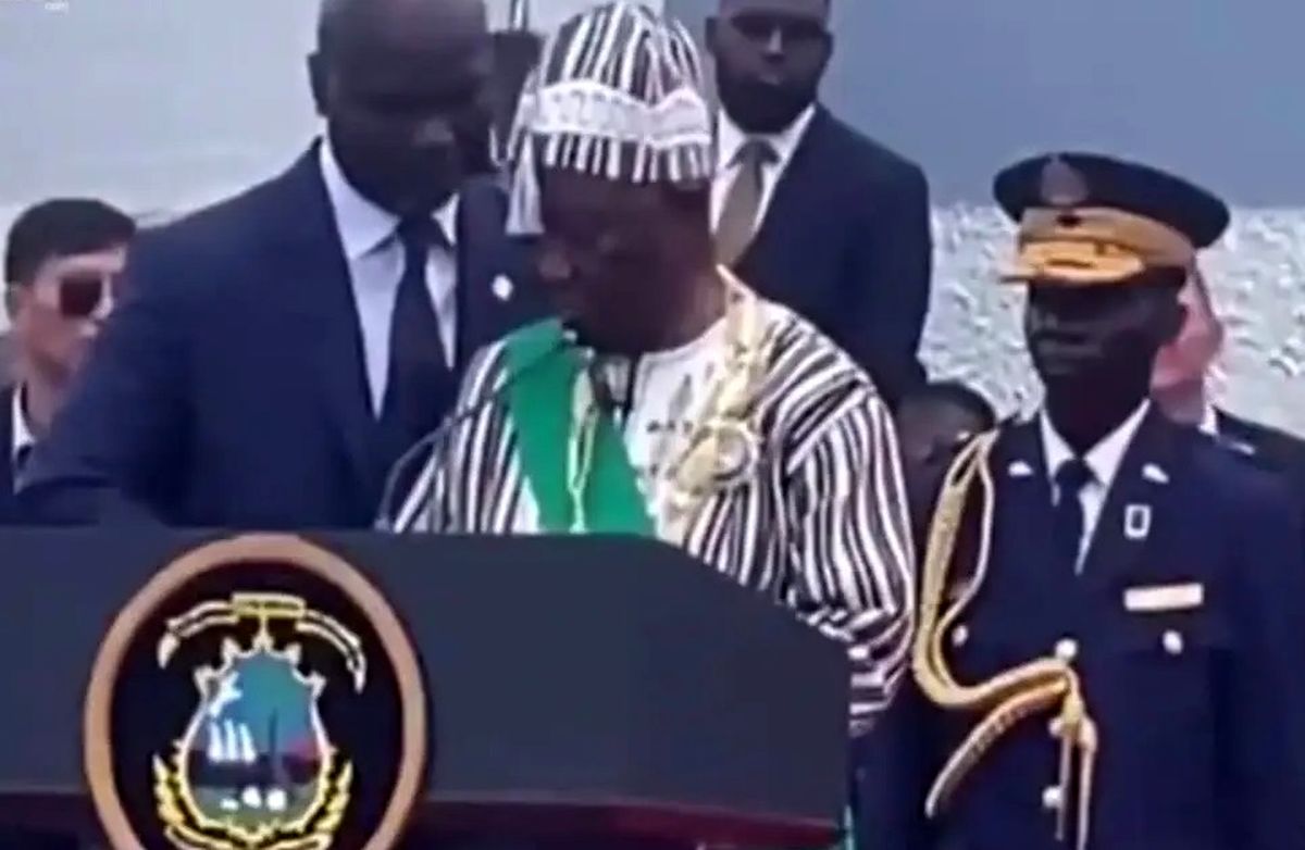 رئیس‌جمهور ۸۰ ساله لیبریا در مراسم تحلیف غش کرد/ ویدئو

