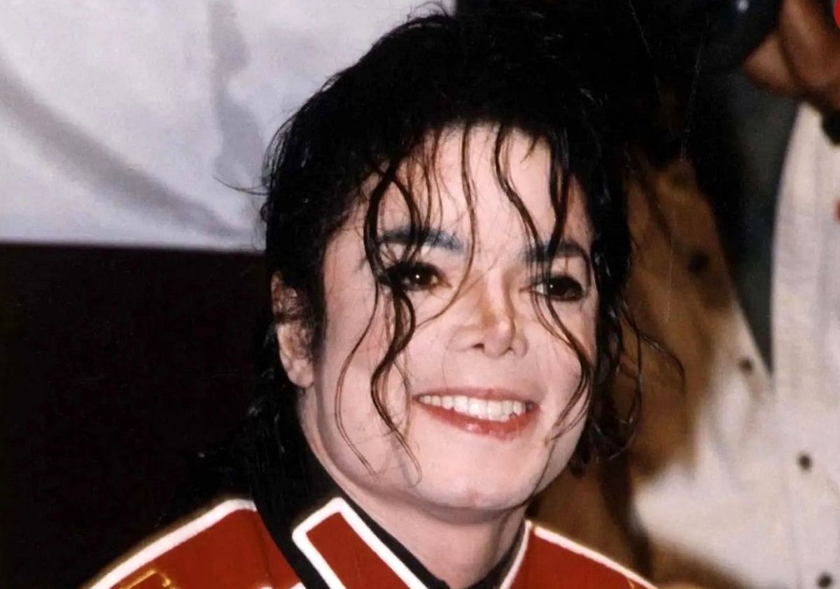 سفر در زمان؛ «مایکل جکسون» در حال صحبت با تلفن در خانهاش در لسآنجلس؛ سال 1351/ عکس