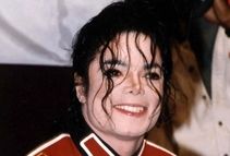 سفر در زمان؛ «مایکل جکسون» در حال صحبت با تلفن در خانه‌اش در لس‌آنجلس؛ سال 1351/ عکس