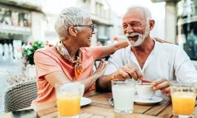 علت افتادگی پلک چشم چیست و چطور درمان می‌شود؟