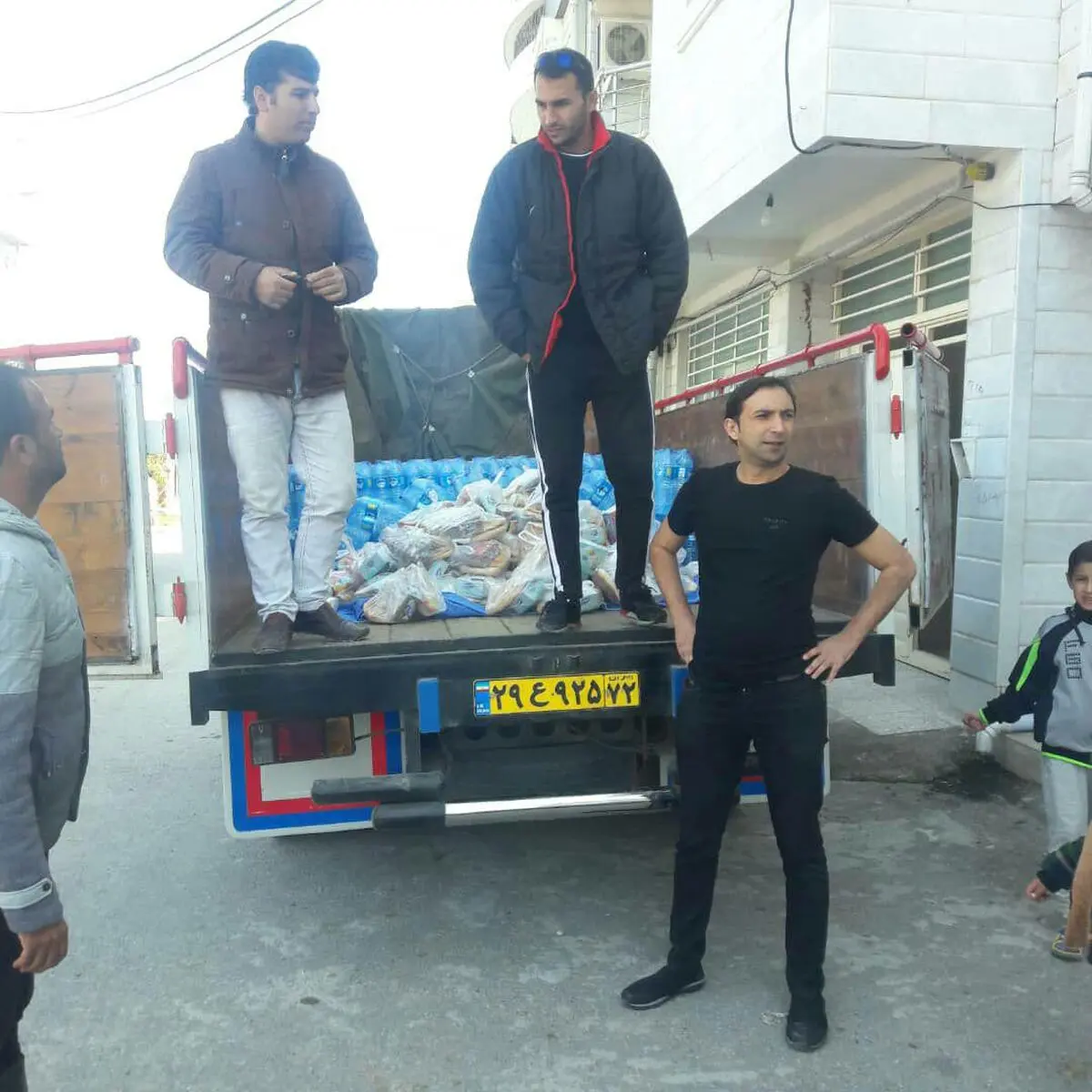 مدافع تیم سپاهان درمناطق سیل زده