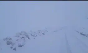 بارش برف و کولاک در گردنه ژالانه جاده سروآباد هورامان پاوه کرمانشاه+فیلم