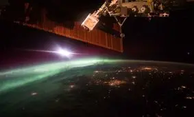 تصاویر شفق‌های قطبی از فضا