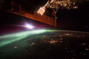 تصاویر شفق‌های قطبی از فضا