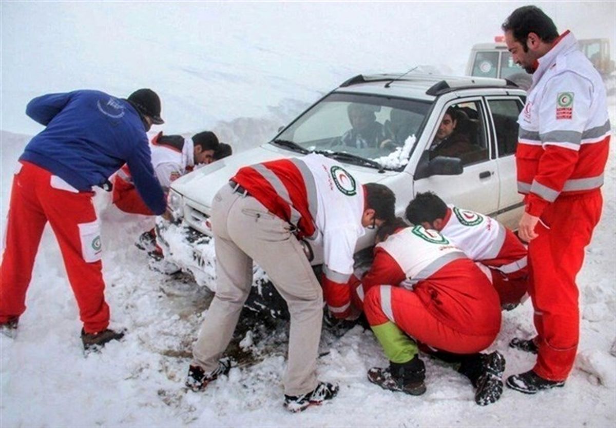 برف و کولاک در دلفان؛ ریزش کوه جاده نورآباد به امامزاده ابراهیم را مسدود کرد