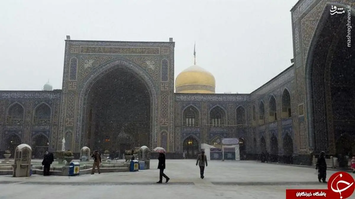 بارش برف در حرم مطهر رضوی(ع)+عکس