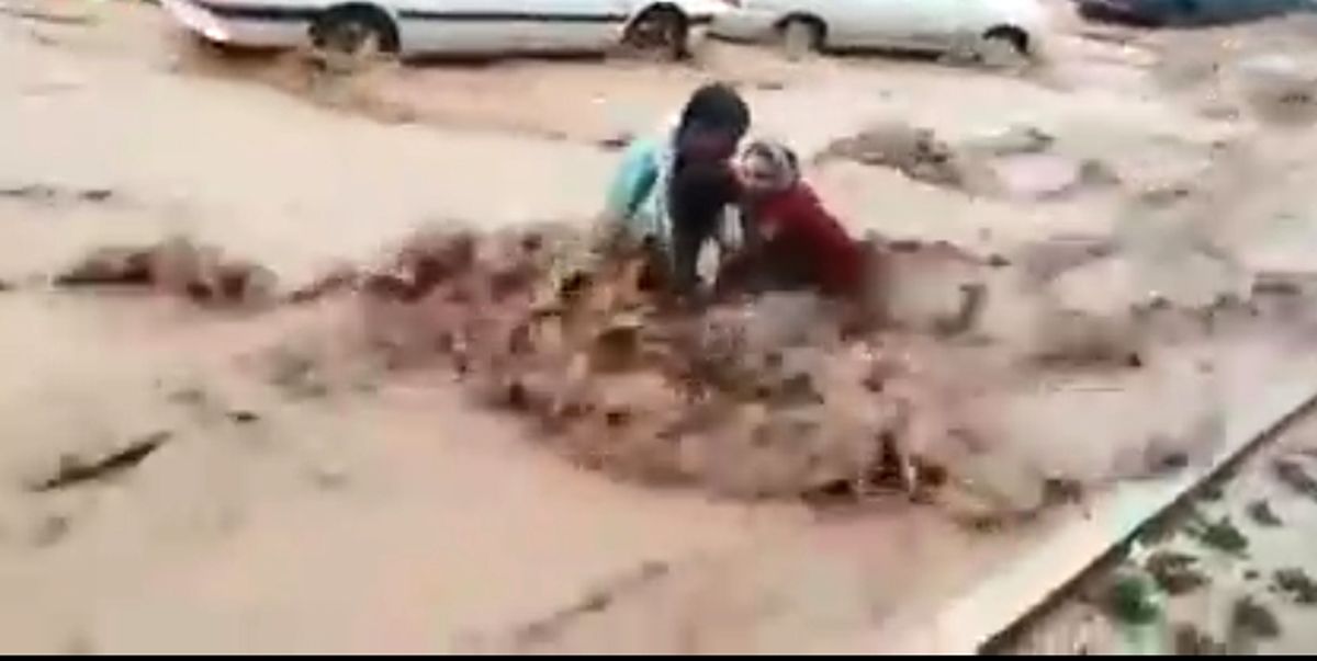 لحظه نجات مادر و فرزند از سیلاب در شیراز