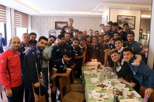 جشن تولد حمید طاهرخانى در اردوى تیم امید