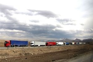 تردد کامیون‌های حامل بارهای غیر اساسی در جاده‌های آذربایجان غربی ممنوع شد