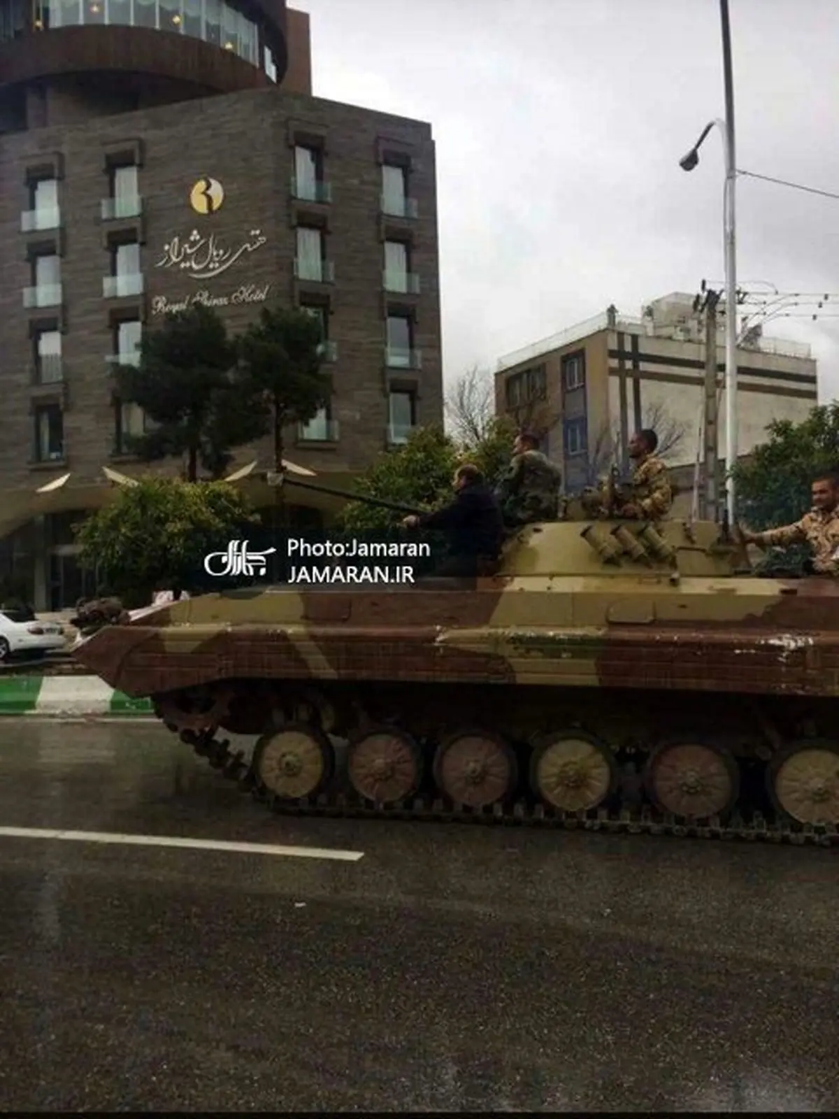 حضور خودروهای زرهی برای کمک به مردم در سیل اخیر