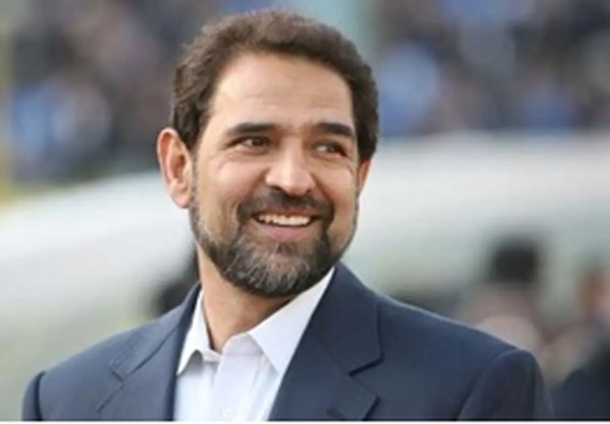 هواداران آبادانی با سنگ از خجالت فیروز کریمی درآمدند/ کریمی: به خاطر سنگ‌پرانی فرار کردم