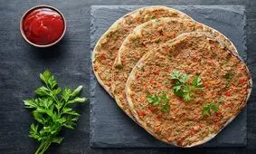 طرز تهیه پیتزا ترکی لهمجون به سبک پیتزافروشی‌های استانبول