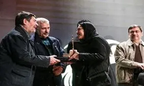 پیشنهاد تعویض سیمرغ جشنواره فجر با یک نماد انقلابی/ «ماجرای نیمروز» تندیس ققنوس را دریافت کرد