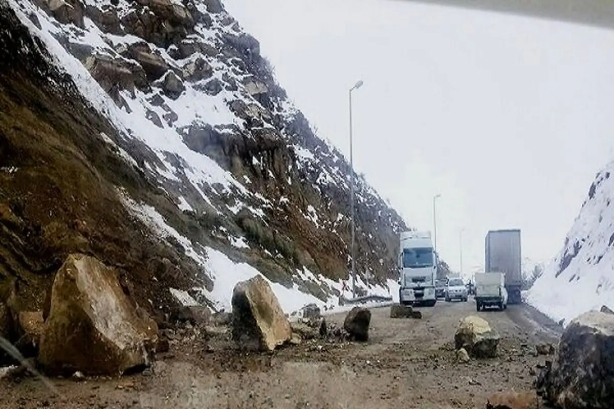 سقوط سنگ در جاده هراز ۳ مصدوم برجای گذاشت