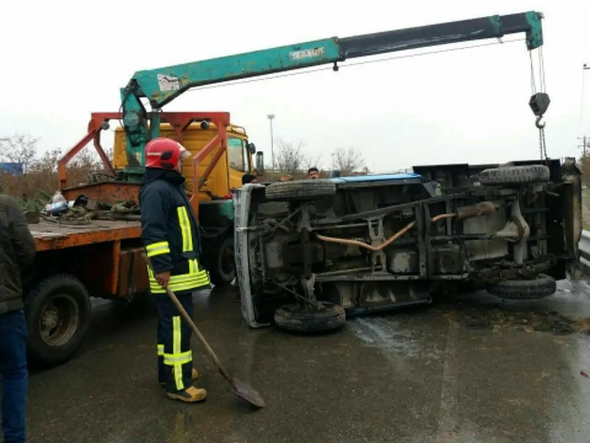 واژگونی دو خودرو در حوالی آرامستان رضا (ع)