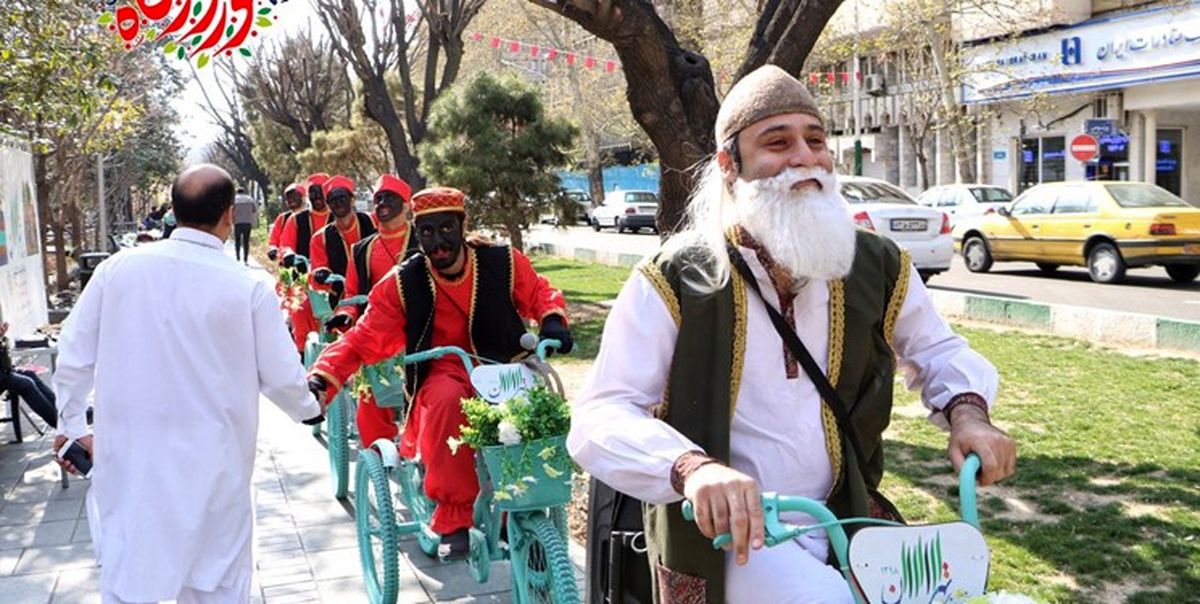 عروسکهای سنتی ایرانی نمایش اجرا میکنند/کاروانهای شادی عروسکی در سطح شهر تهران