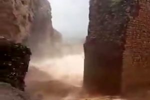 حجم انبوه سیلاب کشکان در ورودی "معمولان"