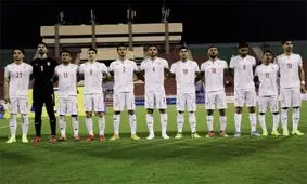 امیدها با بازوبند سیاه به میدان مى روند