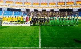 بازوبند مشکی بر دستان بازیکنان ذوب‌آهن /شعار جالب هواداران سپاهان برای تیم حریف