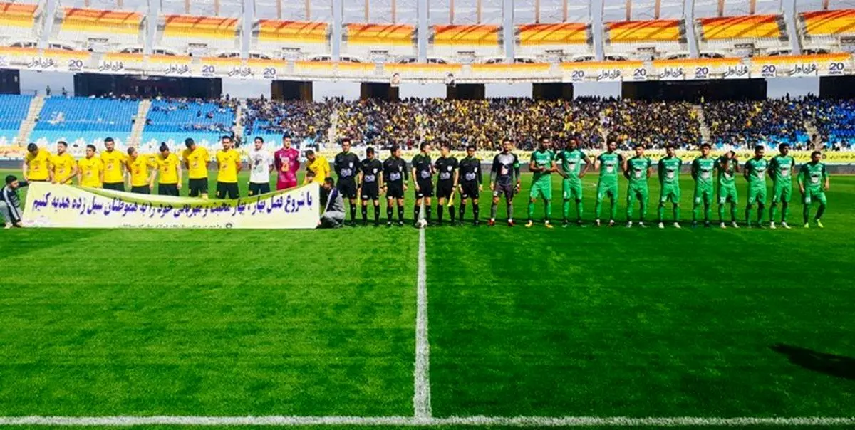 بازوبند مشکی بر دستان بازیکنان ذوب‌آهن /شعار جالب هواداران سپاهان برای تیم حریف