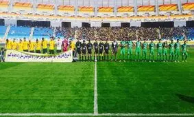 بازوبند مشکی بر دستان بازیکنان ذوب‌آهن /شعار جالب هواداران سپاهان برای تیم حریف