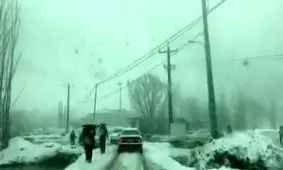 بارش برف سنگین در ازنا و مسدود شدن راه مسیر ازنا-درود+فیلم