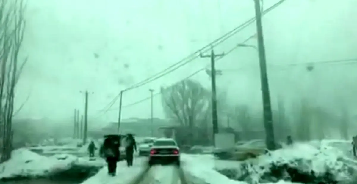 بارش برف سنگین در ازنا و مسدود شدن راه مسیر ازنا-درود+فیلم