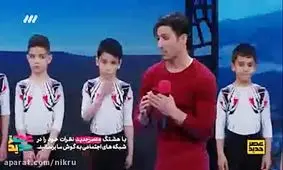 بوسه بر پای پدر و مادر توسط ورزشکار معلول در برنامه عصر جدید