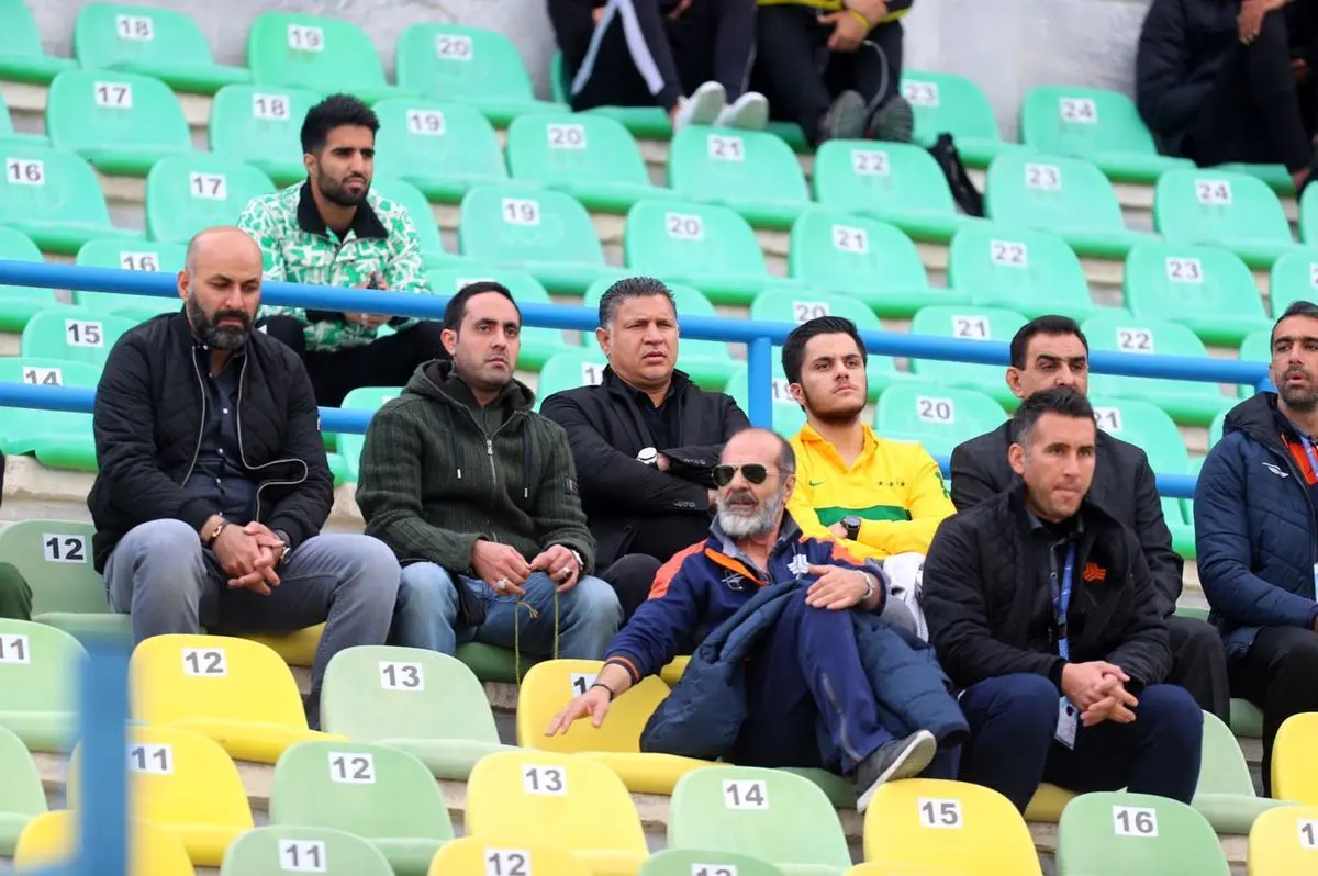 حضور علی دایی روی سکوها