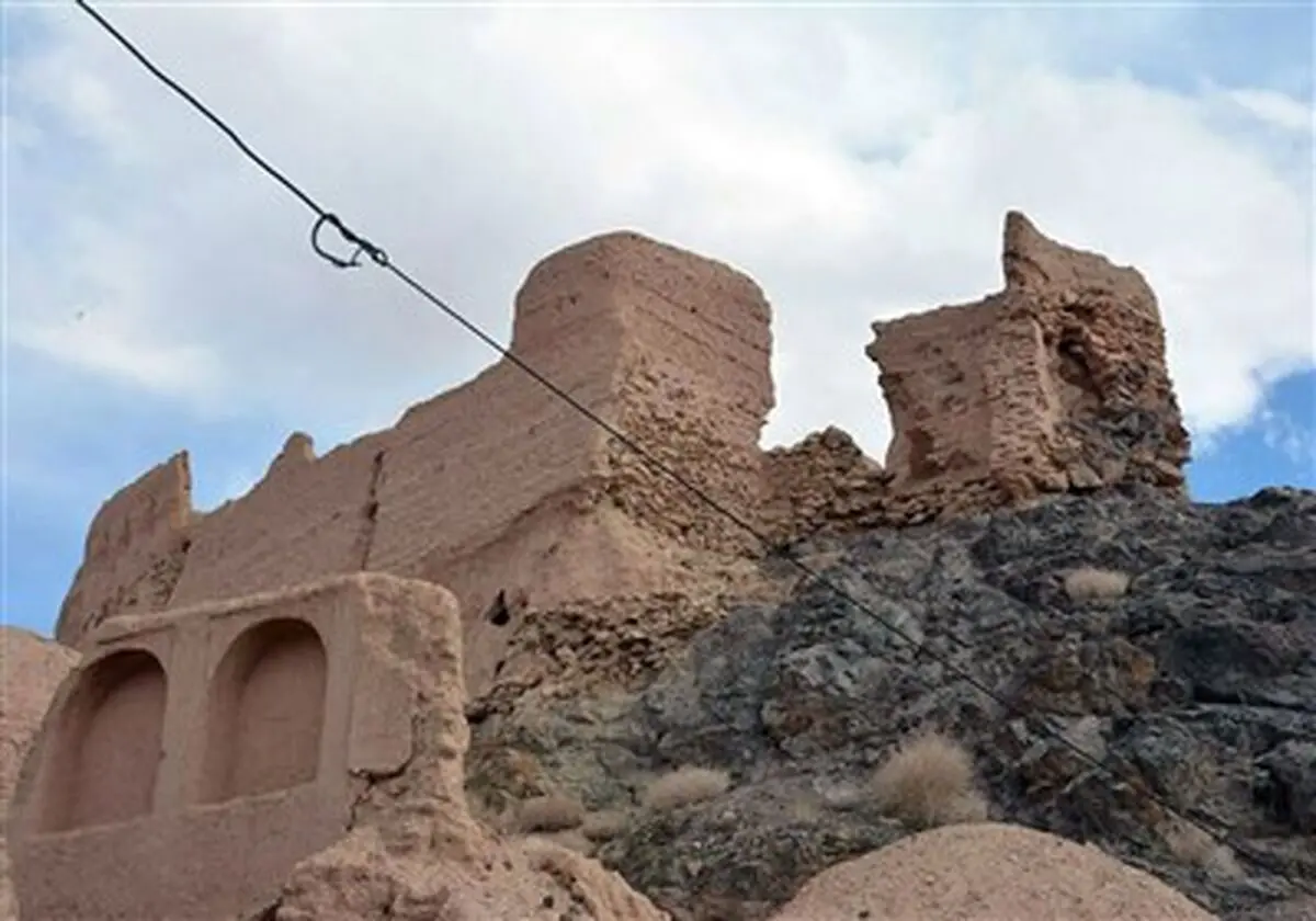 باران بخشی از دیوارهای غربی قلعه تاریخی اردان تفت را تخریب کرد