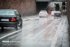 بارش باران و لغزندگی جاده‌ها/ رانندگان سرعت مطمئنه را رعایت کنند