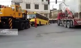 لحظه بیرون کشیدن اتوبوس از داخل گودالی در مشهد