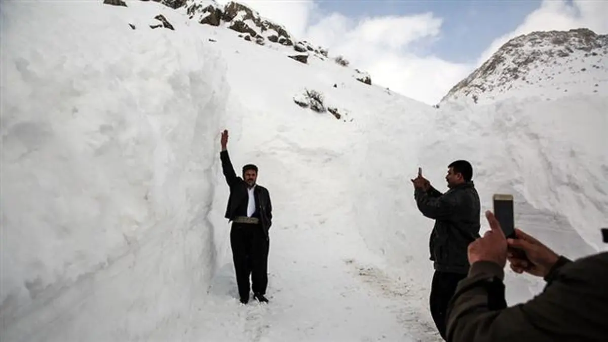 ارتفاع چند متری برف در گردنه گله بادوش الیگودرز+ویدئو