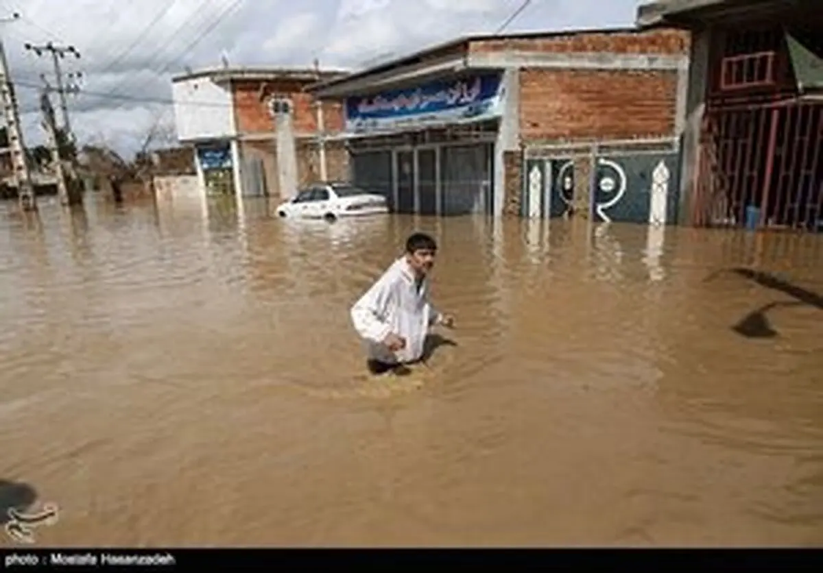 پلمپ دَرِ خانه‌ با ایزوگام برای مقابله با سیل+تصویر