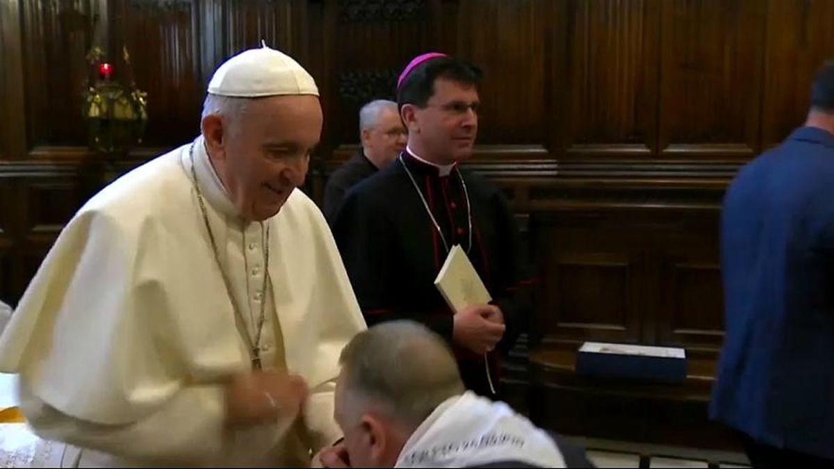 پاپ از راز منع بوسیدن انگشترش توسط زائران پرده برداشت